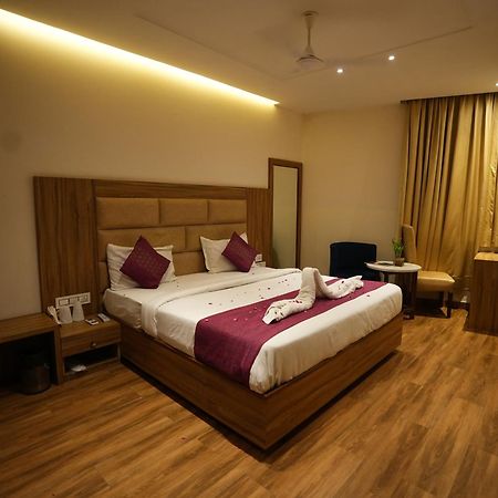 Hotel Pearl Wood Zirakpur المظهر الخارجي الصورة