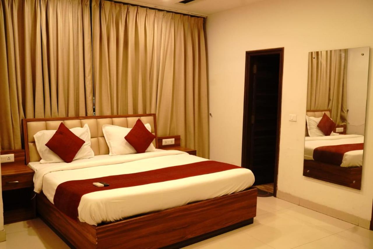Hotel Pearl Wood Zirakpur المظهر الخارجي الصورة